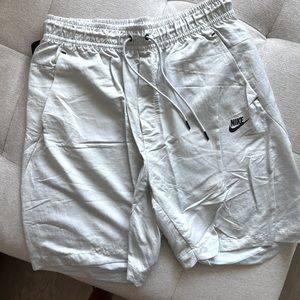 Nike grey long shorts men’s size L clean no rips stains like new 👍🏼